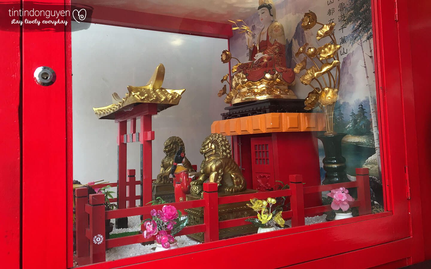 Mặt bên hông của máy xin xăm, cô cung nữ lúc này đang đi vào lấy xăm