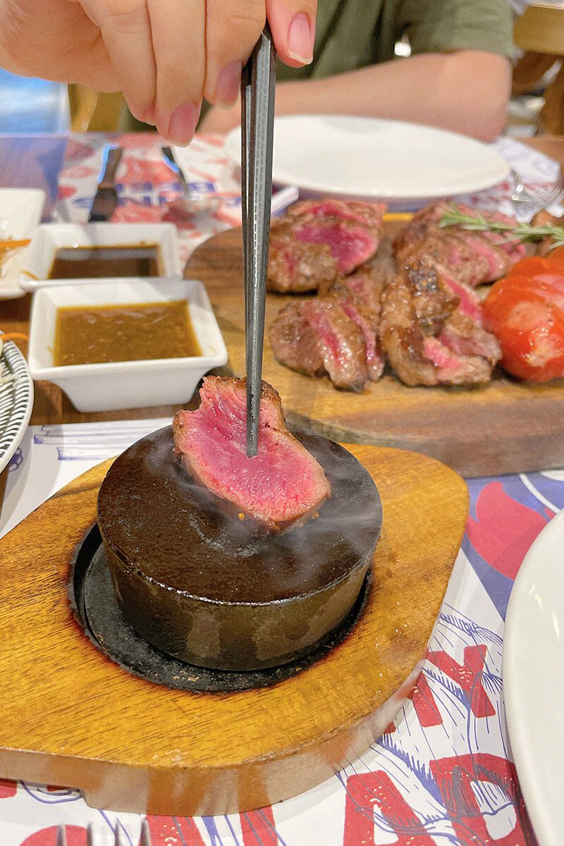Đổi vị đi ăn bò nướng đá Ushi Mania phong cách Nhật Bản