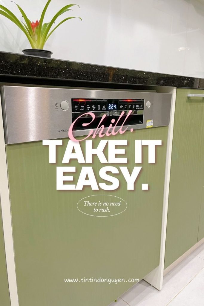 Mình nghĩ: Phụ nữ hiện đại thì cần đầu tư máy rửa chén trong căn bếp nhà mình